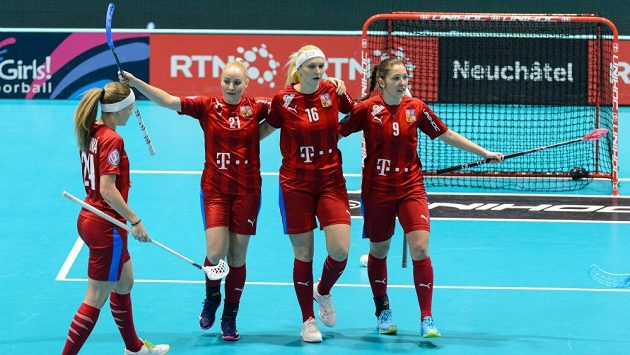 Radost českých florbalistek z gólu do polské sítě, zleva Denisa Ratajová, Martina Řepková, Tereza Urbánková a Nela Jiráková. Radost českých florbalistek z gólu do polské sítě, zleva Denisa Ratajová, Martina Řepková, Tereza Urbánková a Nela Jiráková.
