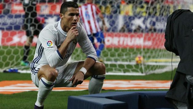 Útočník Realu Madrid Cristiano Ronaldo slaví jeden ze svých gólů proti Atlétiku. Útočník Realu Madrid Cristiano Ronaldo slaví jeden ze svých gólů proti Atlétiku.
