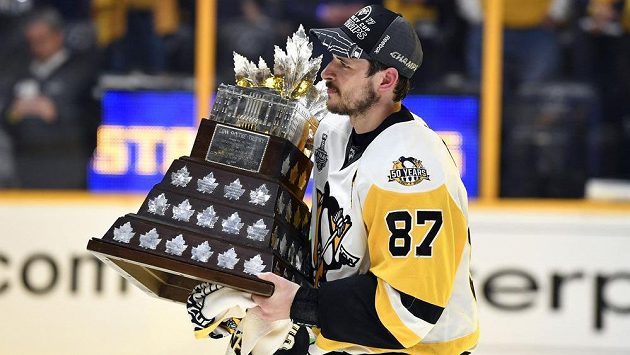Hvězdný útočník Sidney Crosby z Pittsburghu byl za své výkony v play off oceněn jako nejužitečnější hokejista a získal podruhé v kariéře Conn Smythe Trophy. Hvězdný útočník Sidney Crosby z Pittsburghu byl za své výkony v play off oceněn jako nejužitečnější hokejista a získal podruhé v kariéře Conn Smythe Trophy.