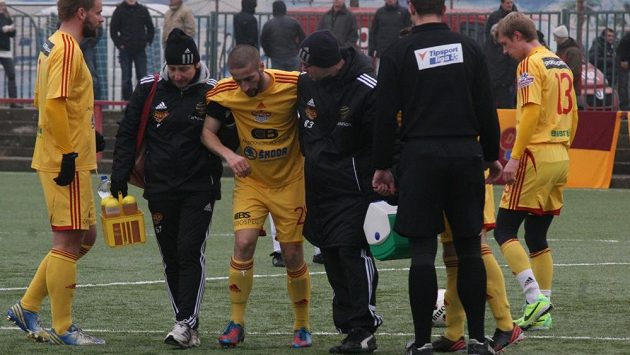 Po prvním ošetření ještě šel Petr Malý po svých... Po prvním ošetření ještě šel Petr Malý po svých...