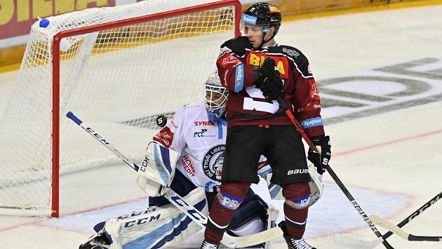 Útočník Sparty David Dvořáček před libereckým brankářem Petrem Kváčou. Útočník Sparty David Dvořáček před libereckým brankářem Petrem Kváčou.