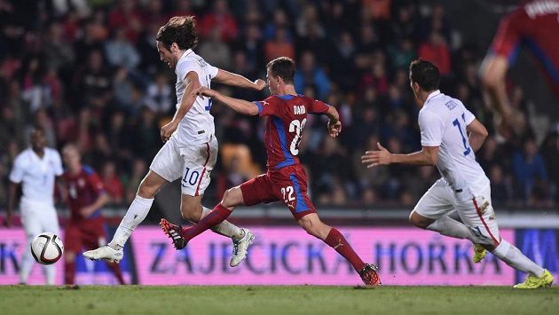 Mix Diskerud z USA (vpředu) a český záložník Vladimír Darida. Mix Diskerud z USA (vpředu) a český záložník Vladimír Darida.