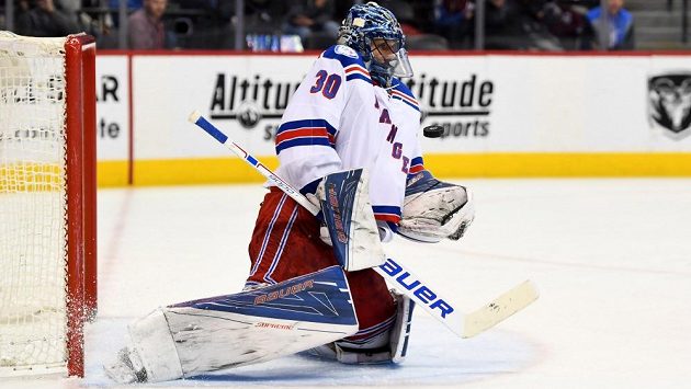 Brankář Henrik Lundqvist z týmu New York Rangers zasahuje v zápase proti Coloradu. Brankář Henrik Lundqvist z týmu New York Rangers zasahuje v zápase proti Coloradu.