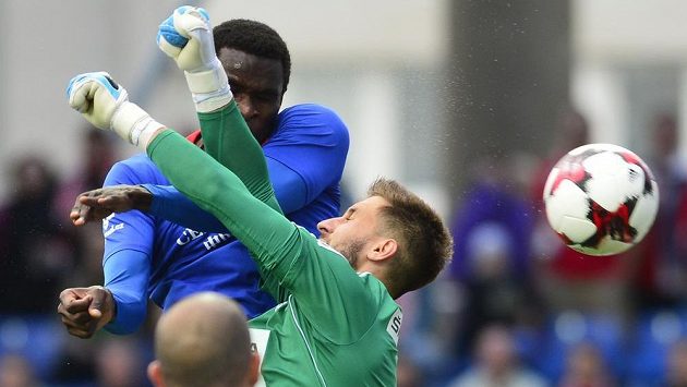 Michael Ngadeu ze Slavie překonává boleslavského brankáře Luďka Vejmolu. Michael Ngadeu ze Slavie překonává boleslavského brankáře Luďka Vejmolu.