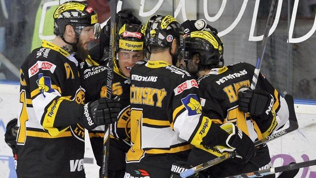 Litvínovští hokejisté slaví gól na ledě Brna ve třetím semifinálovém duelu play off extraligy. Litvínovští hokejisté slaví gól na ledě Brna ve třetím semifinálovém duelu play off extraligy.