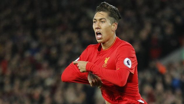 Útočník Liverpoolu Roberto Firmino oslavuje gól v utkání proti Stoke City. Útočník Liverpoolu Roberto Firmino oslavuje gól v utkání proti Stoke City.