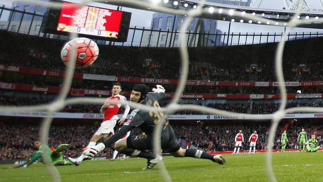 Brankář Arsenalu Petr Čech se ohlíží za balónem, který směřuje do brány. Brankář Arsenalu Petr Čech se ohlíží za balónem, který směřuje do brány.