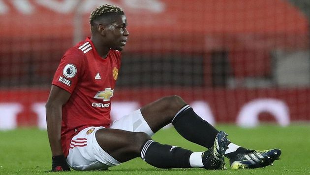 Paul Pogba z Manchesteru United po zranění v utkání s Evertonem. Paul Pogba z Manchesteru United po zranění v utkání s Evertonem.