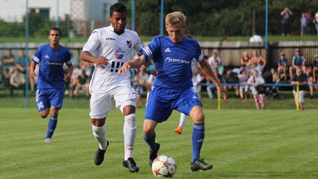 Dyjan Carlos de Azevedo z Baníku (v bílém) v souboji s rýmařovským Michalem Furikem. Dyjan Carlos de Azevedo z Baníku (v bílém) v souboji s rýmařovským Michalem Furikem.