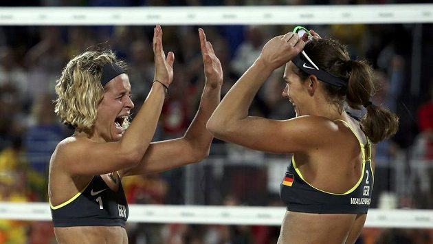 Radující se německé plážové volejbalistky Laura Ludwigová a Kira Walkenhorstová. Radující se německé plážové volejbalistky Laura Ludwigová a Kira Walkenhorstová.