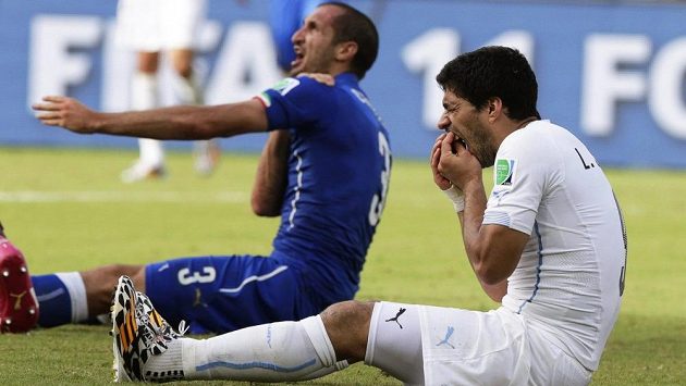 Luis Suárez (vpravo) na MS v Brazílii pokousal Giorgia Chielliniho a po incidentu zahrál jedno velké divadlo. Luis Suárez (vpravo) na MS v Brazílii pokousal Giorgia Chielliniho a po incidentu zahrál jedno velké divadlo.