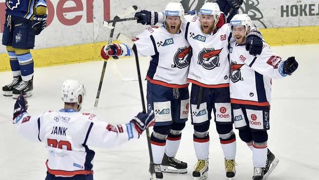 Hokejisté Chomutova se radují z gólu v barážovém duelu s Kladnem. Hokejisté Chomutova se radují z gólu v barážovém duelu s Kladnem.