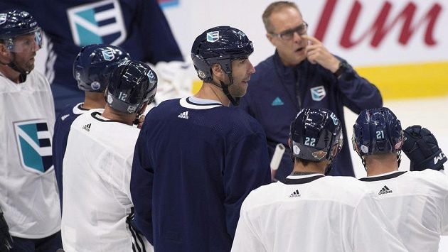 Asistent trenéra Výběru Evropy Paul Maurice uděluje na tréninku pokyny svým svěřencům včetně Slováka Zdena Cháry (uprostřed). Asistent trenéra Výběru Evropy Paul Maurice uděluje na tréninku pokyny svým svěřencům včetně Slováka Zdena Cháry (uprostřed).