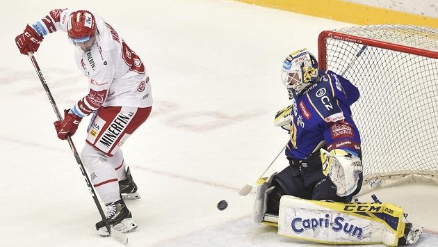 Erik Hrňa z Třince a brankář Zlína Libor Kašík. Erik Hrňa z Třince a brankář Zlína Libor Kašík.