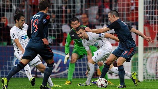 Plzeňský záložník Radim Řezník (druhý zprava) a Franck Ribéry z Bayernu v duelu Ligy mistrů. Plzeňský záložník Radim Řezník (druhý zprava) a Franck Ribéry z Bayernu v duelu Ligy mistrů.