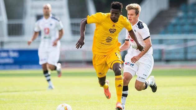 Peter Olayinka z Dukly Praha (vlevo) a Adam Vlkanova z Hradce Králové. Peter Olayinka z Dukly Praha (vlevo) a Adam Vlkanova z Hradce Králové.