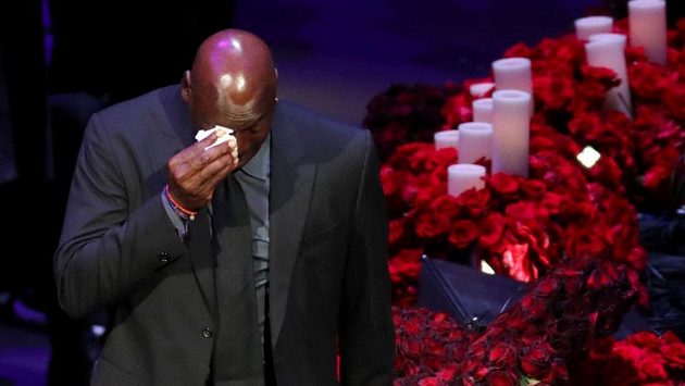 Se zesnulou hvězdou Los Angeles Lakers Kobe Bryantem se přišly do haly Staples Center rozloučit tisíce lidí. Smutná chvíle rozplakala i legendárního Michaela Jordana. Se zesnulou hvězdou Los Angeles Lakers Kobe Bryantem se přišly do haly Staples Center rozloučit tisíce lidí. Smutná chvíle rozplakala i legendárního Michaela Jordana.