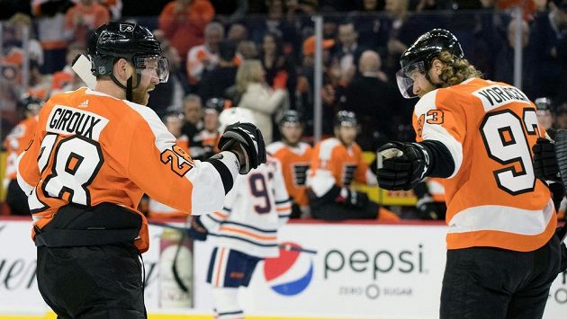 Jakub Voráček (93) a Claude Giroux (28) se radují z gólu Philadelphie proti Edmontonu. Jakub Voráček (93) a Claude Giroux (28) se radují z gólu Philadelphie proti Edmontonu.