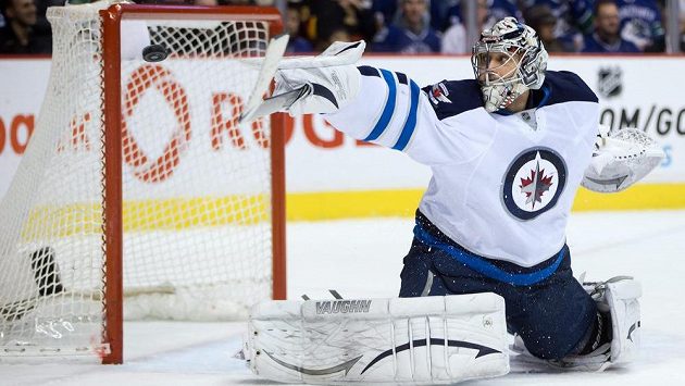Brankář Winnipegu Ondřej Pavelec při zákroku proti střele Ryana Keslera. Brankář Winnipegu Ondřej Pavelec při zákroku proti střele Ryana Keslera.