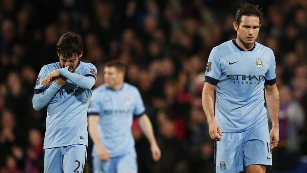 Zklamaní fotbalisté Manchesteru City Frank Lampard a David Silva (vlevo) po prohře s Crystal Palace. Zklamaní fotbalisté Manchesteru City Frank Lampard a David Silva (vlevo) po prohře s Crystal Palace.
