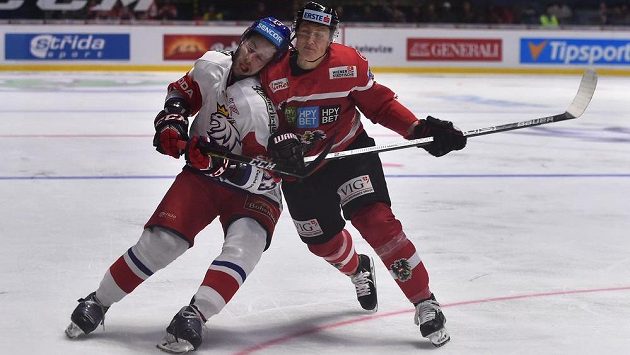 Tvrdý zákrok Felixe Maxy z Rakouska (vpravo) na českého reprezentanta Lukáše Kloka (vlevo) . Tvrdý zákrok Felixe Maxy z Rakouska (vpravo) na českého reprezentanta Lukáše Kloka (vlevo) .