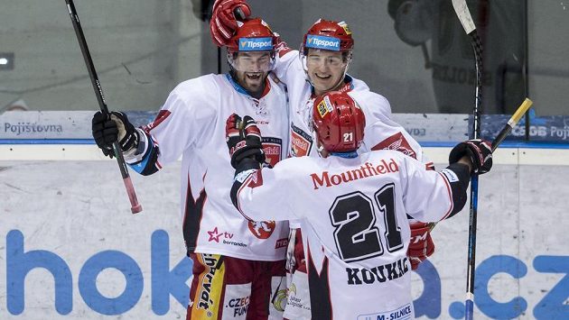 Hradečtí útočníci (zleva) Radek Smoleňák, Rudolf Červený a Petr Koukal se radují z gólu v derby proti Pardubicím. Hradečtí útočníci (zleva) Radek Smoleňák, Rudolf Červený a Petr Koukal se radují z gólu v derby proti Pardubicím.