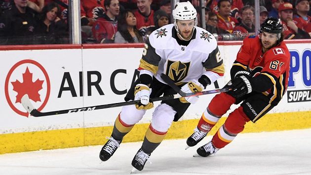 Michael Frolík (67) z Calgary a Colin Miller (6) z Vegas. Michael Frolík (67) z Calgary a Colin Miller (6) z Vegas.