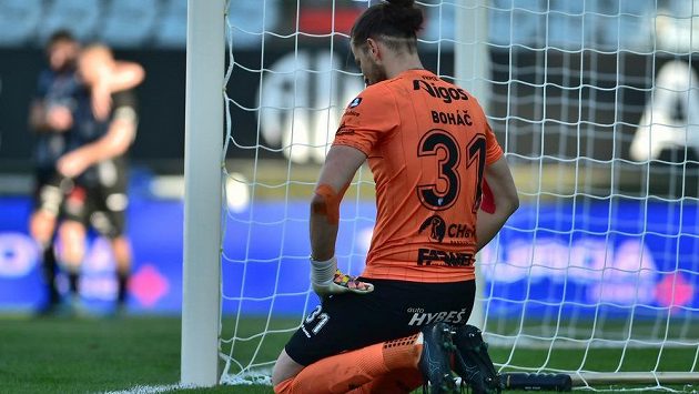 Brankář Pardubic Marek Boháč po inkasovaném gólu. Brankář Pardubic Marek Boháč po inkasovaném gólu.