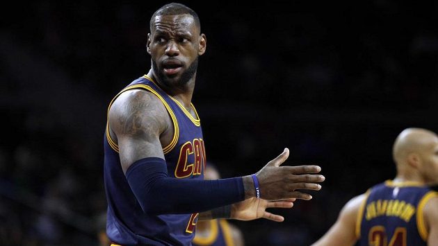 Hvězdný útočník LeBron James si sice připsal ceněný triple-double, ale Clevelandu to na výhru v Detroitu nestačilo. Hvězdný útočník LeBron James si sice připsal ceněný triple-double, ale Clevelandu to na výhru v Detroitu nestačilo.