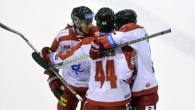 Hráči Olomouce se radují z gólu. Zleva Jakub Galvas, autor branky David Ostřížek a Vojtěch Tomeček. Hráči Olomouce se radují z gólu. Zleva Jakub Galvas, autor branky David Ostřížek a Vojtěch Tomeček.