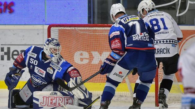 Brankář Brna Karel Vejmelka, jeho spoluhráč Tomáš Bartejs a Jaroslav Kracík z Plzně v akci. Brankář Brna Karel Vejmelka, jeho spoluhráč Tomáš Bartejs a Jaroslav Kracík z Plzně v akci.