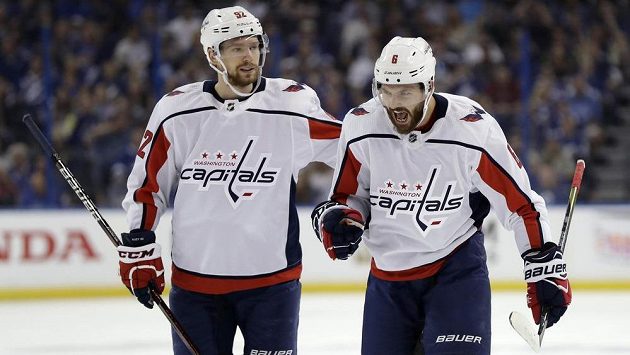 Hokejista Washingtonu Capitals Michal Kempný (vpravo) se spoluhráčem Jevgenijem Kuzněcovem Hokejista Washingtonu Capitals Michal Kempný (vpravo) se spoluhráčem Jevgenijem Kuzněcovem