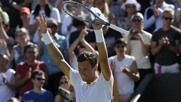 Tomáš Berdych se raduje z postupu do osmifinále Wimbledonu. Tomáš Berdych se raduje z postupu do osmifinále Wimbledonu.