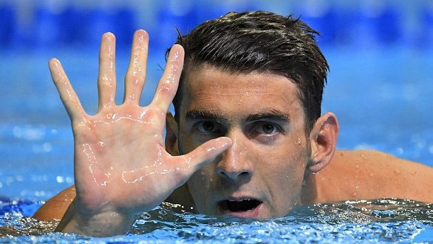 Michael Phelps symbolicky oslavuje účast na páté olympiádě. Michael Phelps symbolicky oslavuje účast na páté olympiádě.