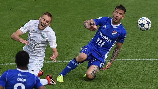Utkání 29. kola první fotbalové ligy, MFK Karviná - Baník Ostrava. Zleva Jan Kalabiška z Karviné a Martin Fillo z Baníku. Utkání 29. kola první fotbalové ligy, MFK Karviná - Baník Ostrava. Zleva Jan Kalabiška z Karviné a Martin Fillo z Baníku.
