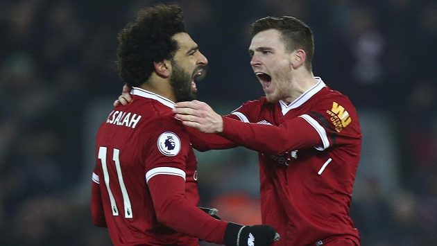 Liverpoolští Andrew Robertson (vpravo) a Mohamed Salah slaví čtvrtý gól. Liverpoolští Andrew Robertson (vpravo) a Mohamed Salah slaví čtvrtý gól.