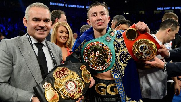 Gennadij Golovkin se raduje z obhájení titulu mistra světa po remíze s Mexičanem Álvarezem. Gennadij Golovkin se raduje z obhájení titulu mistra světa po remíze s Mexičanem Álvarezem.
