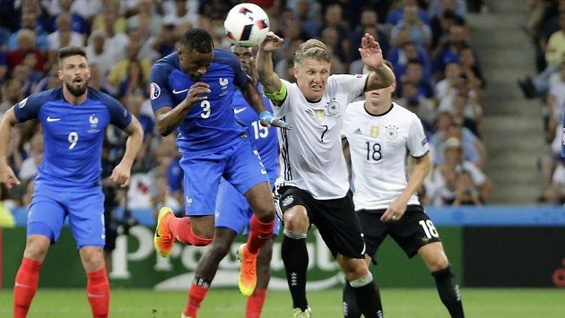 Německý záložník Bastian Schweinsteiger (č. 7)¨hraje rukou v pokutovém území a sudí Rizzoli za to nařizuje pokutový kop pro Francouze. Německý záložník Bastian Schweinsteiger (č. 7)¨hraje rukou v pokutovém území a sudí Rizzoli za to nařizuje pokutový kop pro Francouze.