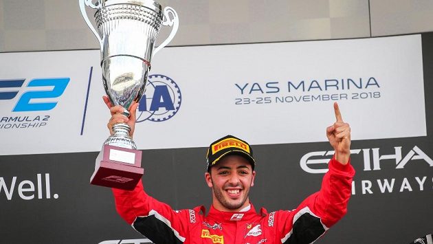 Jezdec týmu CHRS Antonio Fuoco oslavuje triumf v Abú Zabí. Jezdec týmu CHRS Antonio Fuoco oslavuje triumf v Abú Zabí.