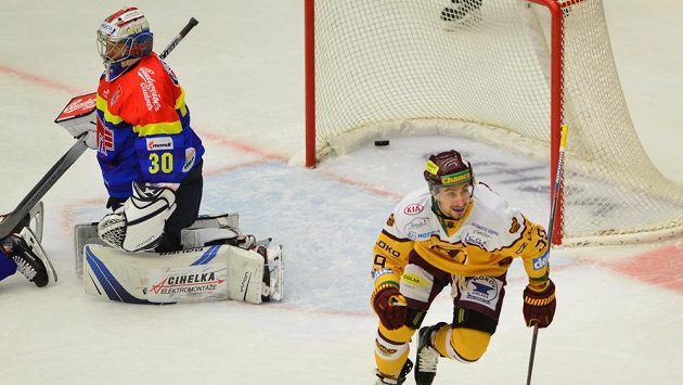 Budějovický gólman Petr Kváča s pukem v bráně a slavící Dominik Hrníčko z Jihlavy. Budějovický gólman Petr Kváča s pukem v bráně a slavící Dominik Hrníčko z Jihlavy.