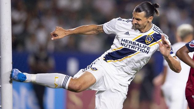 Zlatan Ibrahimovic kope do tyče během zápasu s FC Dallas. Zlatan Ibrahimovic kope do tyče během zápasu s FC Dallas.