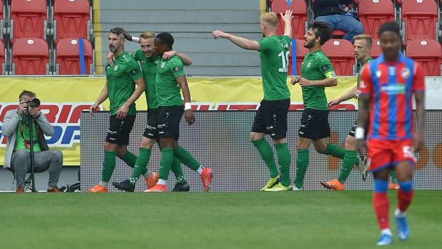Příbramští fotbalisté se radují z gólu. Příbramští fotbalisté se radují z gólu.