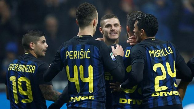 Fotbalisté Interu Milán slaví gól proti Laziu Řím. Fotbalisté Interu Milán slaví gól proti Laziu Řím.