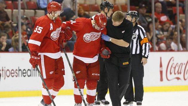 Švédský útočník Detroitu Niklas Kronwall (vlevo) a kondiční trenér Piet Van Zant pomáhají Tomáši Tatarovi na střídačku v utkání s Pittsburghem. Švédský útočník Detroitu Niklas Kronwall (vlevo) a kondiční trenér Piet Van Zant pomáhají Tomáši Tatarovi na střídačku v utkání s Pittsburghem.