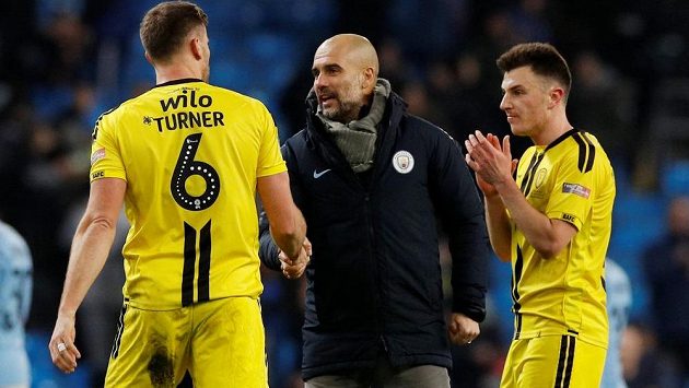 Hráči Burtonu si utkání na půdě Manchesteru City užívali, nakonec ale prohráli vysoko 0:9. Za setkání s Pepem Guardiolou přímo na hřišti to ale nejspíš stálo. Hráči Burtonu si utkání na půdě Manchesteru City užívali, nakonec ale prohráli vysoko 0:9. Za setkání s Pepem Guardiolou přímo na hřišti to ale nejspíš stálo.