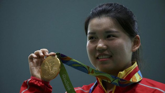 Sportovní střelkyně Čang Meng-süe slaví na olympiádě v Riu zlato ve vzduchové pistoli. Sportovní střelkyně Čang Meng-süe slaví na olympiádě v Riu zlato ve vzduchové pistoli.