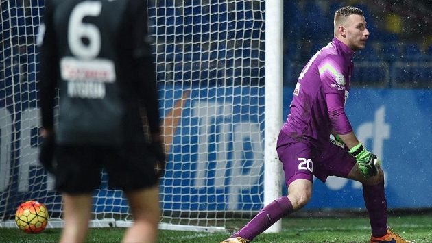 Jablonecký gólman Michal Bárta inkasuje první gól v zápase proti Liberci. Jablonecký gólman Michal Bárta inkasuje první gól v zápase proti Liberci.
