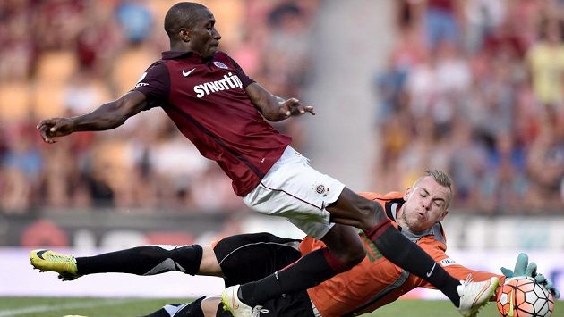 Kehinde Fatai ze Sparty Praha a brankář Zlína Stanislav Dostal během utkání 3. kola Synot ligy. Kehinde Fatai ze Sparty Praha a brankář Zlína Stanislav Dostal během utkání 3. kola Synot ligy.