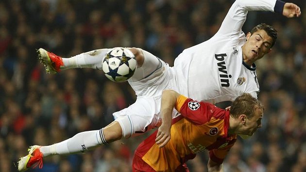 Cristiano Ronaldo ve vzdušném souboji s Semihem Kayaou. Cristiano Ronaldo ve vzdušném souboji s Semihem Kayaou.