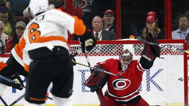 Petr Mrázek v brance Caroliny kryje střelu Travise Sanheima z Philadelphie. Petr Mrázek v brance Caroliny kryje střelu Travise Sanheima z Philadelphie.